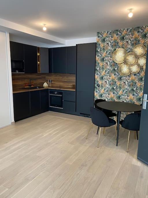 Brand New 1 Bedroom Flat With Parking- 5 Min Paris Pte De Versailles Issy-les-Moulineaux Exterior foto